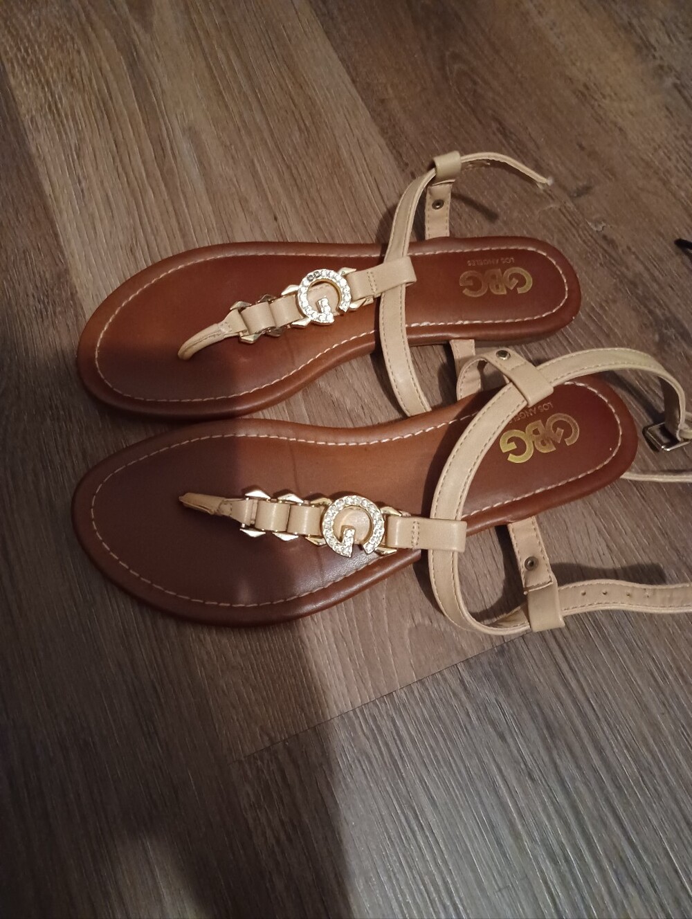 << GBG Tan Footbed Beige T-Strap Sandals with Rhinestone G Accent Size 7